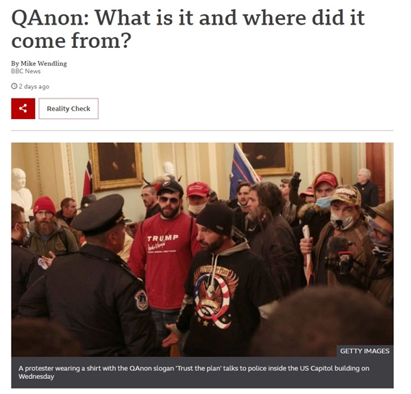  'QAnon' 그룹을 다룬 BBC 뉴스 화면갈무리. 'QAnon'은 대체로 가짜뉴스를 만들어 유언비어를 퍼뜨리는 것으로 유명하다. 트럼프를 숭배하고, 트럼프는 이들을 정치적으로 이용해 왔다. 