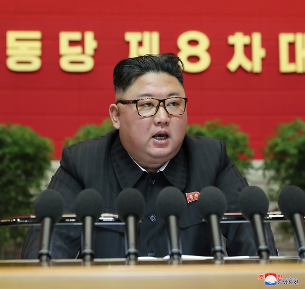 지난 8일 평양에서 노동당 제8차 대회 4일차 회의에서 김정은 노동당 위원장이 발언하는 모습. 2021.1.9