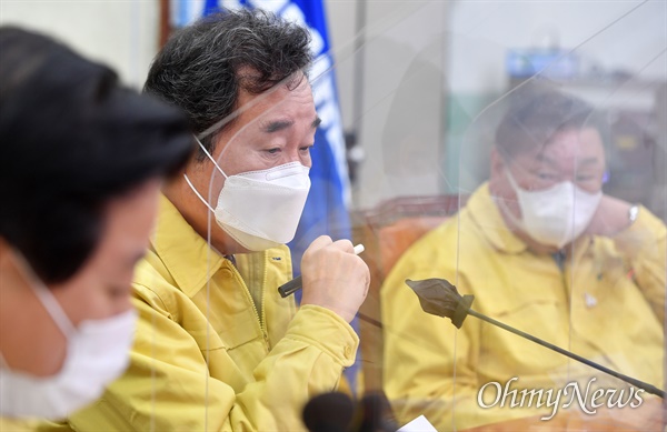  더불어민주당 이낙연 대표가 11일 오전 서울 여의도 국회에서 열린 최고위원회의에서 잠시 생각에 잠겨 있다.