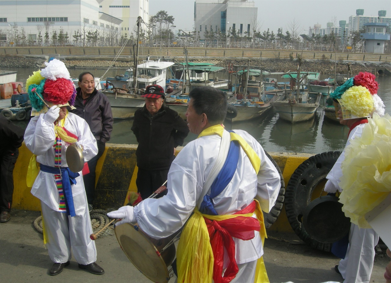 경포천변에서 풍물한마당 펼치는 중동 경로당 풍물패 