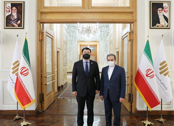 이란을 방문중인 최종건 외교부 제1차관이 10일 아락치 이란 외무차관을 만나 기념촬영하고 있다.