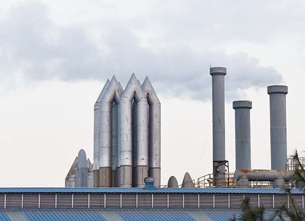 오추리 예당산단 화학공장 지붕 위로 솟아오른 굴뚝들.