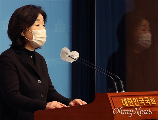 심상정 정의당 의원이 12일 오전 국회 소통관에서 주거급여 수혜 대상자 확대를 위한 주거급여법 일부 개정법률안 발의 기자회견을 하고 있다.