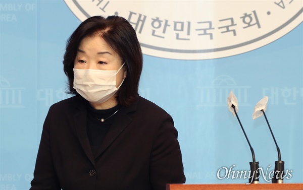 심상정 정의당 의원이 지난 12일 오전 국회 소통관에서 주거급여 수혜 대상자 확대를 위한 주거급여법 일부 개정법률안 발의 기자회견을 한 뒤 회견장을 나서고 있는 모습. 