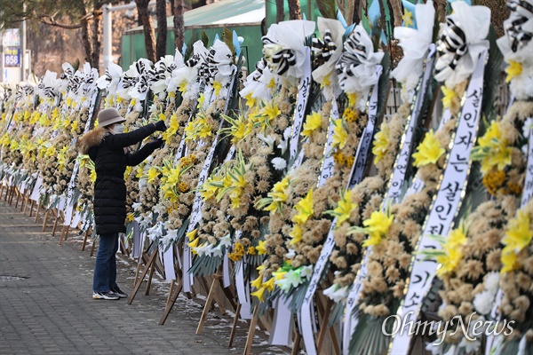 입양 후 학대로 사망한 '정인이 사건' 관련 양부모에 대한 첫 공판이 열리기 하루전인 12일 오전 서울 양천구 남부지방검찰청과 남부지방법원앞에 대한학대방지협회 회원 등 시민들이 보낸 조화가 줄지어 놓여 있다.