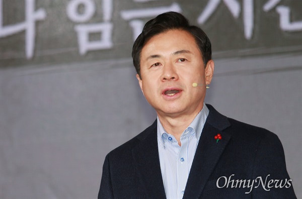 김영춘 전 국회 사무총장이 12일 부산 영도구의 복합문화공간인 '무명일기'에서 부산시장 보궐선거 출마를 선언하고 있다. 그는  "문재인 대통령과 함께 부산의 운명을 바꾸겠다"고 다짐했다.