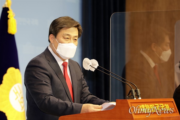 서울시장 예비후보 김선동 전 국민의힘 의원이 12일 오후 국회 소통관에서 주택정책을 발표하고 있다.