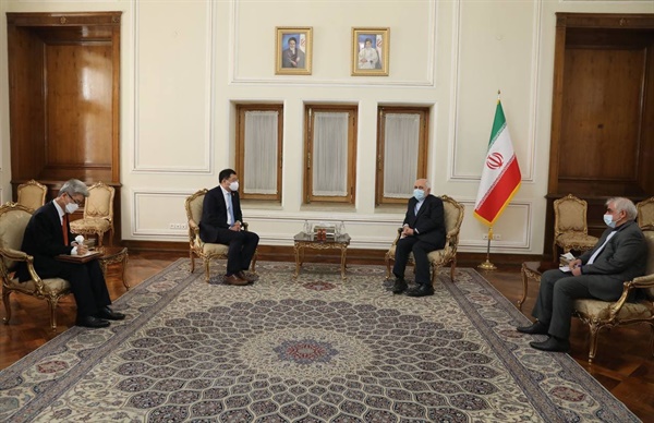 이란을 방문중인 최종건 외교부 제1차관(왼쪽)이 자리프 이란 외무장관과 면담하고 있다.