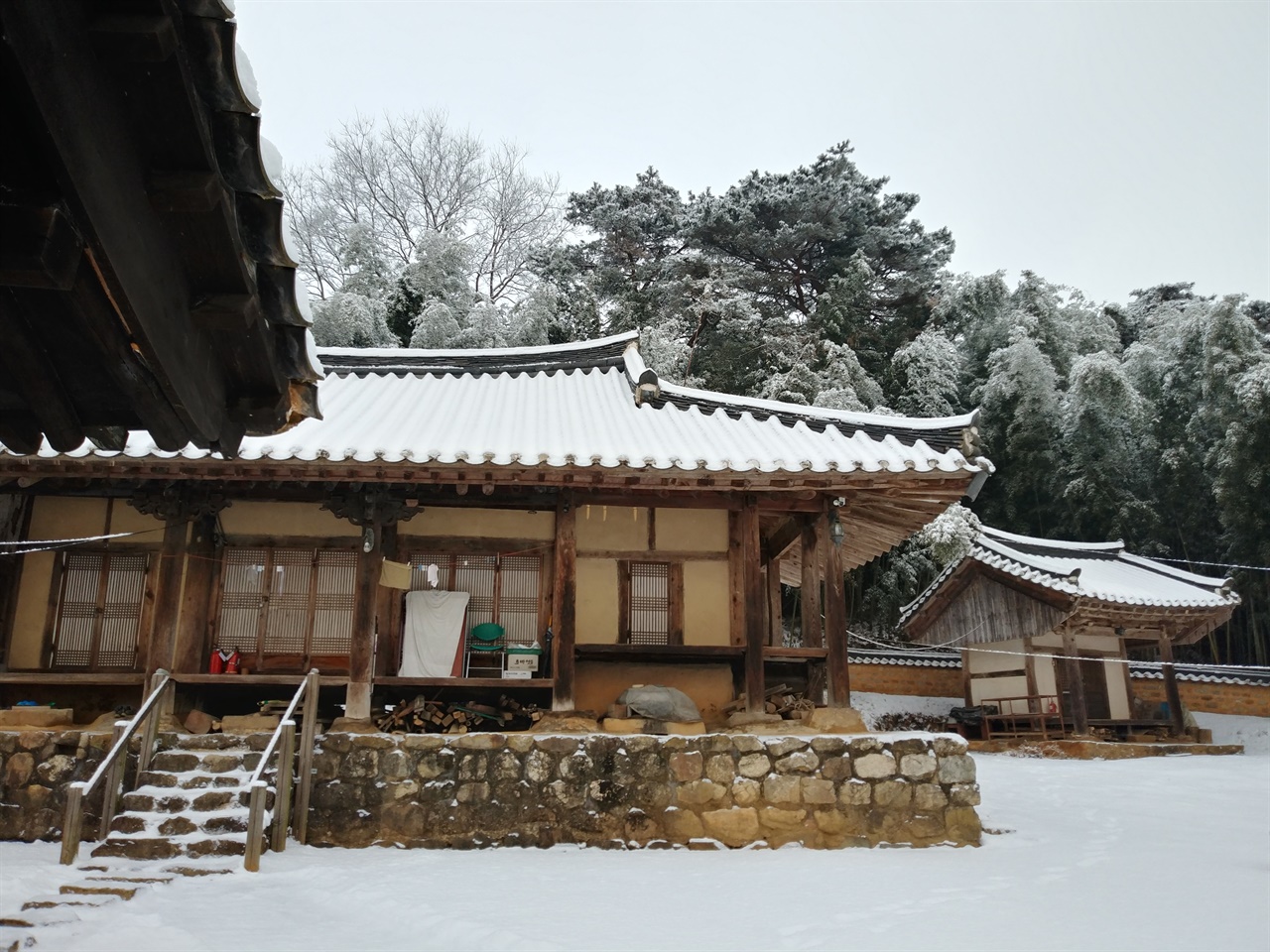 안채로 오르는 계단의 나무 난간이 이채롭다. 오른편 사당 앞으로 웬만한 초등학교 운동장만 한 공간이 있다. 건물이 있던 자리 같진 않다.