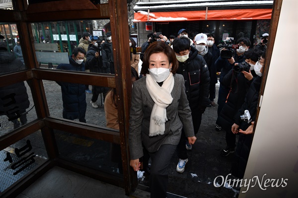 국민의힘 나경원 전 의원이 13일 서울 용산구 이태원동 먹자골목에서 서울시장 보궐선거 출마를 선언한 뒤 인근 폐업 점포를 둘러보고 있다. 