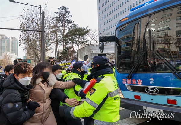 16개월 된 입양 딸 정인이를 학대해 숨지게 한 혐의를 받고 있는 양부모에 대한 첫 공판이 열린 13일 오전 서울 양천구 남부지방법원에서 양모 장씨가 탄 호송차량이 법원을 나서자, 시민들이 분노하며 살인죄 처벌을 요구하고 있다.