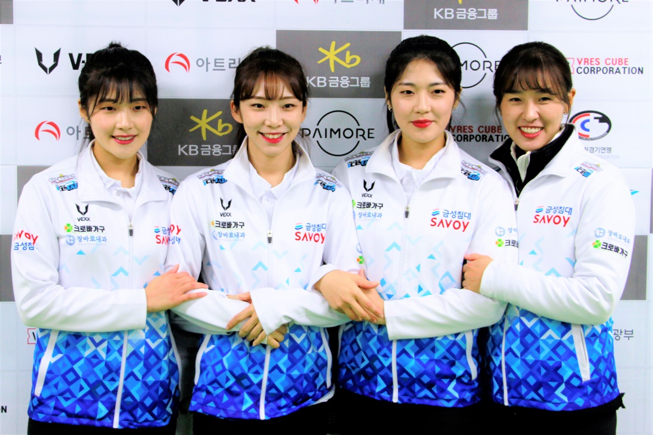  경기도청 컬링팀 기존 선수(왼쪽부터 설예은, 김수지, 설예지, 김은지)들. 이 선수단에 박유빈 선수가 새로 핍스로 합류한다.