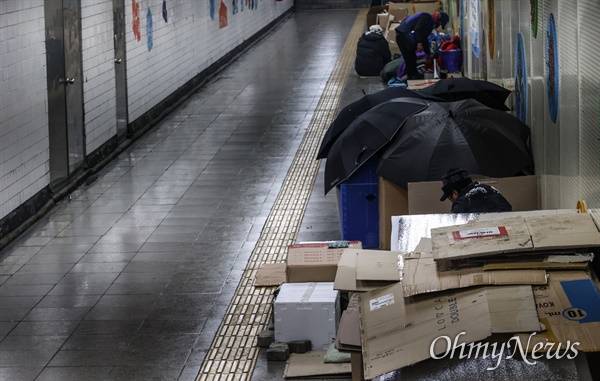 연일 혹한의 추위에 함박눈까지 내리는 12일 오후 서울 용산구 서울역 지하도에서 거리홈리스들이 종이 상자를 이부자리 삼아 추위를 피하고 있다.