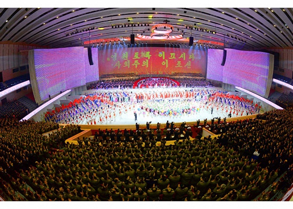 북한 노동당 기관지 노동신문은 지난 13일 평양체육관에서 제8차 당대회를 경축하는 공연 '당을 노래하노라'를 진행했다고 14일 보도했다. 김정은 당 총비서를 비롯한 당대회 대표자들이 공연을 관람했다. 2021.1.14 