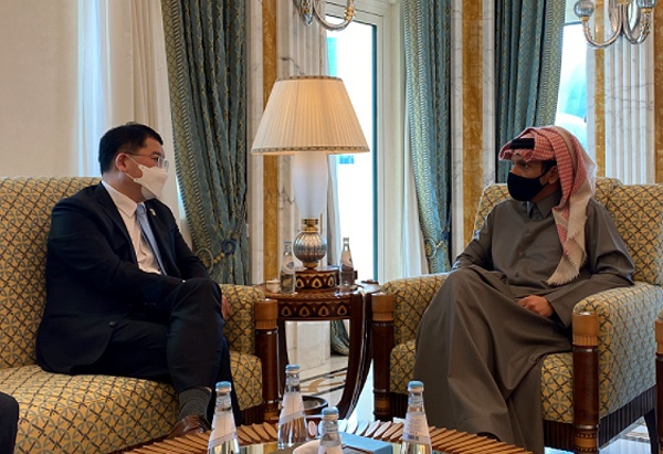 중동을 방문중인 최종건 외교부 제1차관(왼쪽)이 모하메드 카타르 외교장관과 면담하고 있다.