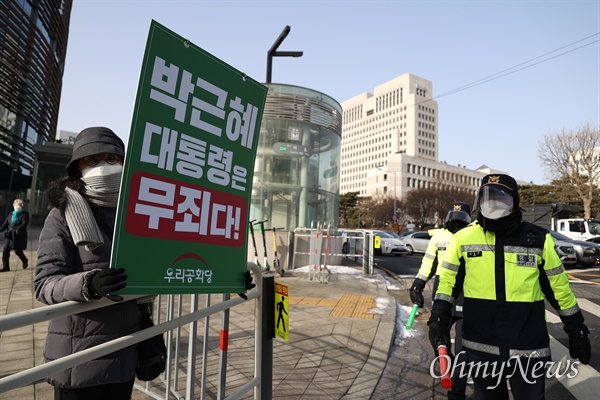 14일 박근혜씨에 대한 재상고심 선고 공판이 열리는 대법원 앞에 박씨 지지자들이 모여 피켓을 들고 있다.