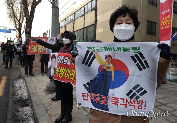  14일 박근혜씨에 대한 재상고심 선고 공판이 열린 대법원 앞에 박씨 지지자들이 모여 피켓을 들고 있다.