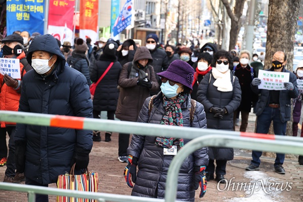 14일 오전 서울 서초구 대법원 부근에서 우리공화당원들이 박근혜씨에 선고 결과를 기다리고 있다. 이날 대법원은 징역 20년, 벌금 180억 원, 추징금 35억 원을 선고한 파기환송심의 판결을 확정했다.