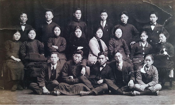 1929년 국제레닌대학 시절의 김단야와 주세죽. 앞줄 오른쪽에서 두 번째가 김단야. 가운데 줄 왼쪽에서 세 번째가 주세죽이다.