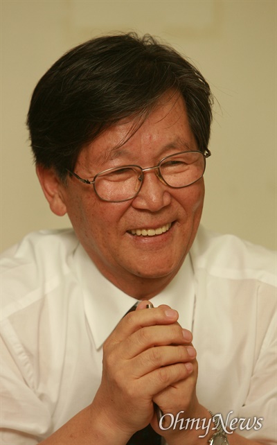 신영복 교수. 사진은 2006년 8월 정년퇴임식 및 기념콘서트 '여럿이 함께'를 앞두고 서울 구로구 성공회대에서 기자간담회를 갖고 자신의 심경을 밝히고 있는 모습. 