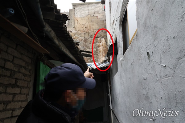 12일 오후 서울 용산구 동자동 쪽방촌에서 거주하는 고주근(가명·70대)씨가 공동으로 사용하는 화장실 정화조에 오물(붉은색 표시)이 벽을 타고 흘러나와서 “못 살겠다”고 토로했다.