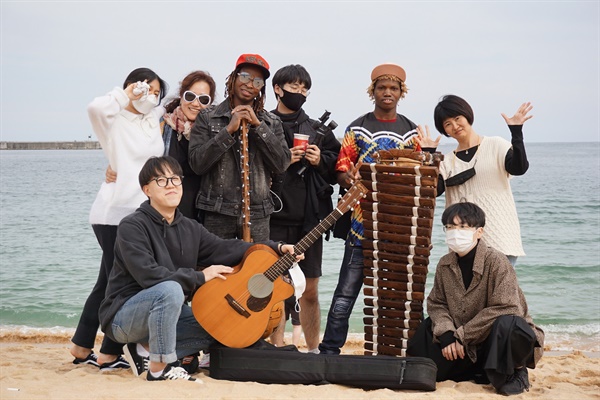 서아프리카 부르키나파소 현지 음악가들과 아프리카 문화예술을 사랑하는 한국, 일본 청년들로 구성돼 활동하고 있다.