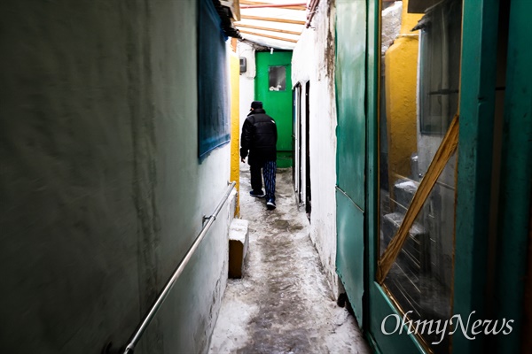 고주근(가명·70대)씨가 거주하는 서울 용산구 동자동 쪽방촌은 성인 한 명이 겨우 통과할 수 있는 통로를 지나가야 집으로 들어갈 수 있다.