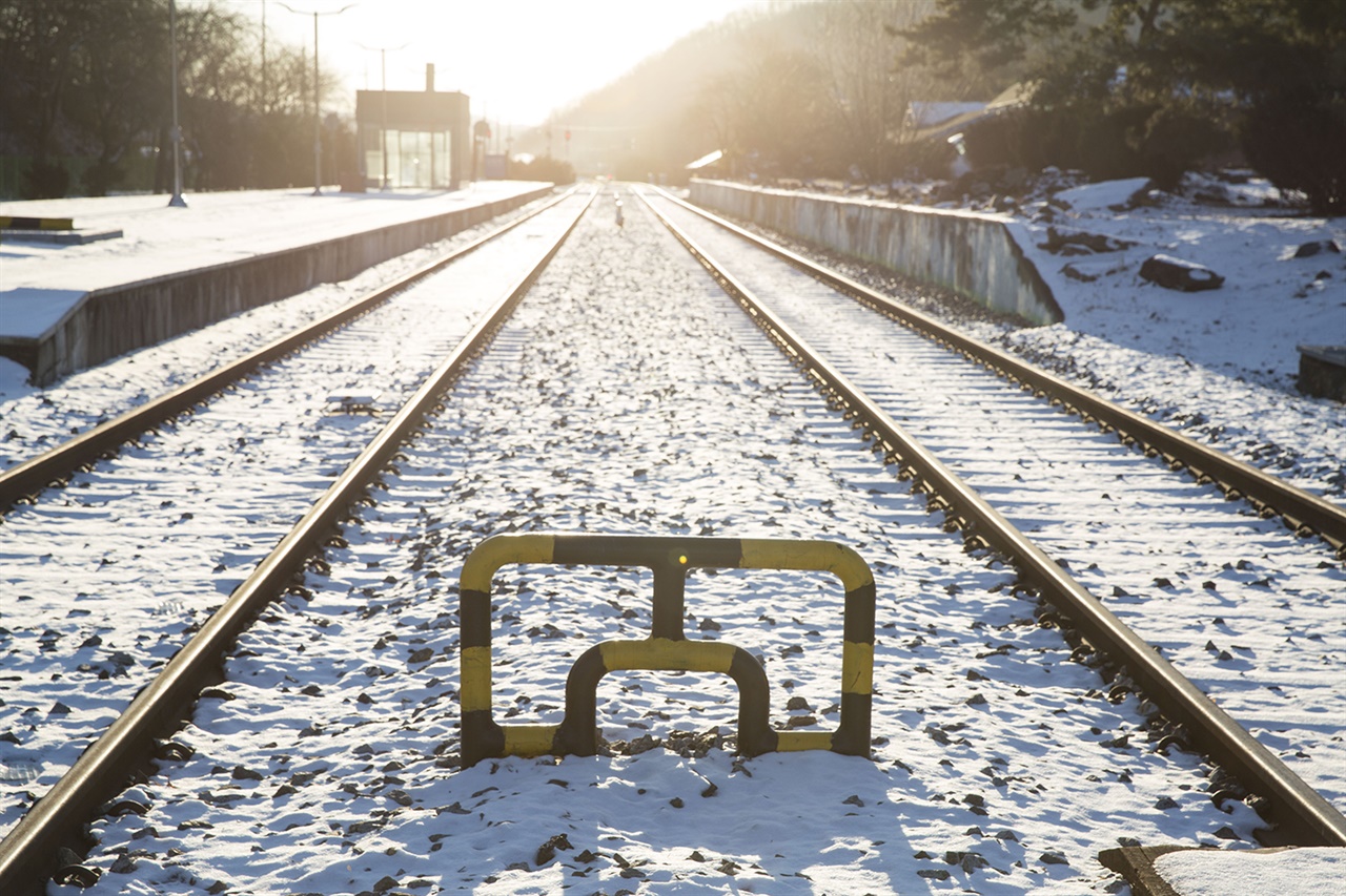 2012년 백마고지역이 생기기 전까지 경원선 신탄리역은 우리나라 최북단 철도역이었다. 철도 중단점이 세워져 있다. 눈 내린 신탄리역. 