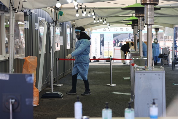 신종 코로나바이러스 감염증(코로나19) 신규 확진자가 닷새째 500명대를 유지하고 있는 16일 오전 서울역에 마련된 임시선별진료소에서 의료진이 검사자들을 기다리고 있다.