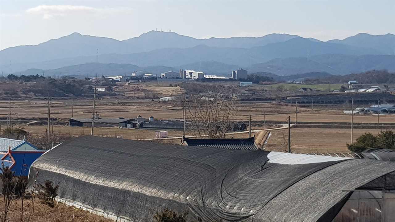 바로 정면 앞쪽으로 예당2산업단지가 들어설 예정이다.  저 멀리 보이는 산이 가야산이다. 