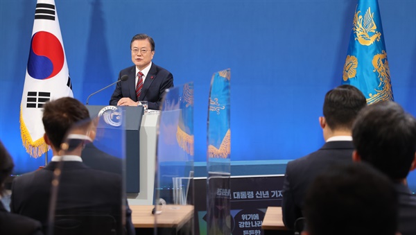 문재인 대통령이 18일 청와대 춘추관에서 열린 신년 기자회견에서 인사말을 하고 있다. 