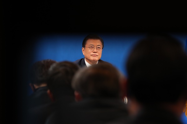 문재인 대통령이 18일 청와대 춘추관에서 열린 신년 기자회견에서 기자들의 질문을 받고 있다.