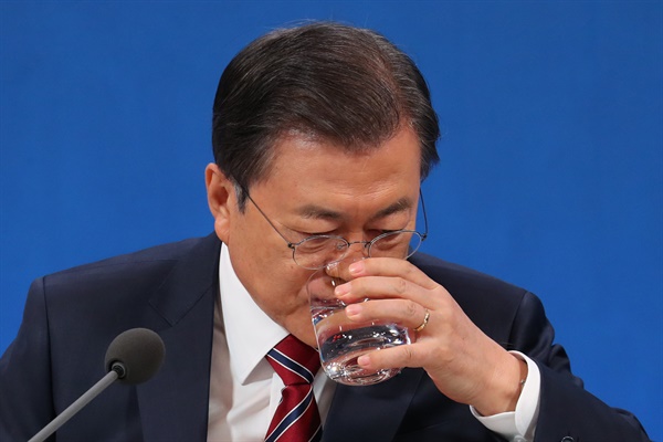 문재인 대통령이 18일 청와대 춘추관에서 열린 신년 기자회견에 참석,기자들의 질문 답변 도중 물을 마시고 있다.