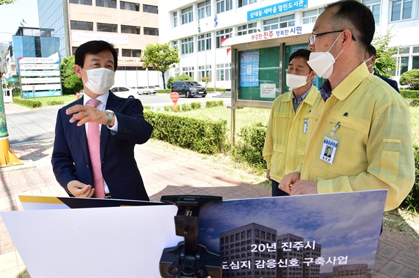 조규일 진주시장이 교통 감응신호 현장 점검하고 있다.