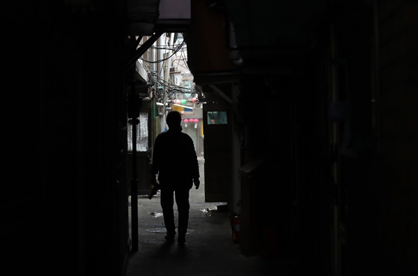 1월 11일 오전 서울 종로구 돈의동 쪽방촌에서 한 주민이 골목길을 걷고 있다.