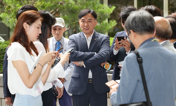 지난 2019년 6월 26일 서울 서초구 서울고등법원 앞에서 광복회 고문 변호사인 정철승 변호사가 친일파 이해승의 손자 상대 소유권 이전등기 소송 2심 선고가 끝난 뒤 기자회견을 하고 있다. 이날 재판부는 국가가 이해승의 손자를 상대로 낸 소유권 이전 등기 소송의 항소심에서 원고 패소한 1심을 뒤집고 일부 원고 승소 판결했다. 