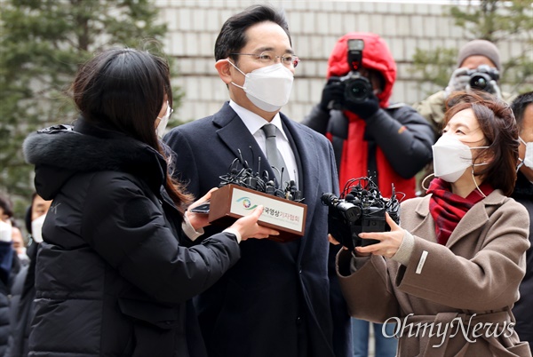 뇌물을 준 혐의 등으로 기소된 이재용 삼성전자 부회장이 지난 1월 18일 서울 서초구 고등법원 파기환송심 선고공판에 출석하고 있다.