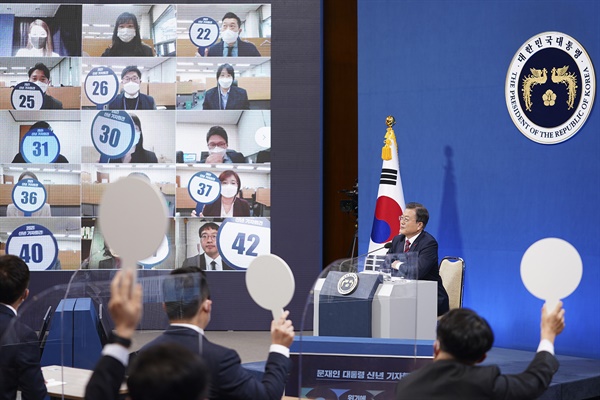  문재인 대통령이 18일 오전 청와대 춘추관 2층에서 열린 신년 기자회견에서 기자들과 질의응답을 하고 있다.