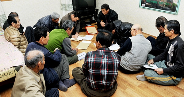 2012년 소송인단 모집 당시 고덕 지곡리 마을회관에 모여 서류를 작성하는 농민들. 자료사진