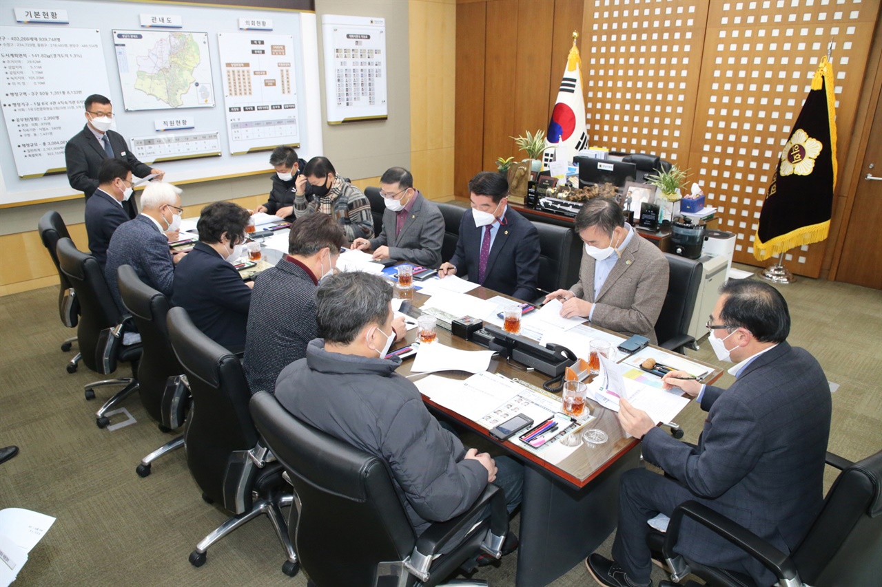 경기 성남시의회가 18일 의장실에서 올해 의정활동 계획을 논의하는 새해 첫 의장단 회의를 열었다. 