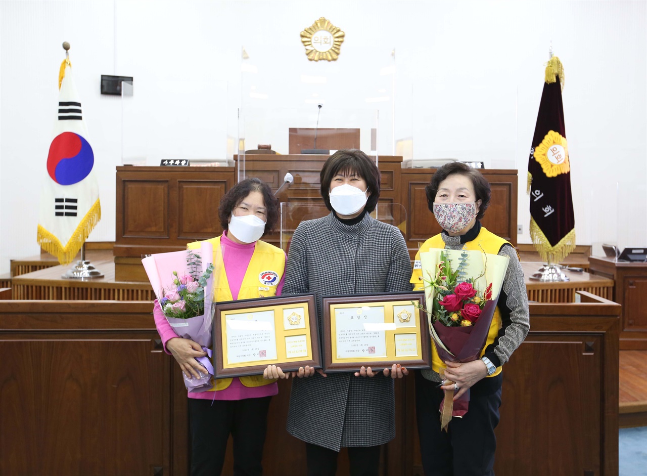 경기 하남시의회가 18일 지역사회발전에 기여한 대한적십자사봉사회 하남지구협의회 봉사자 3명에 대해 의장표창을 수여했다. 