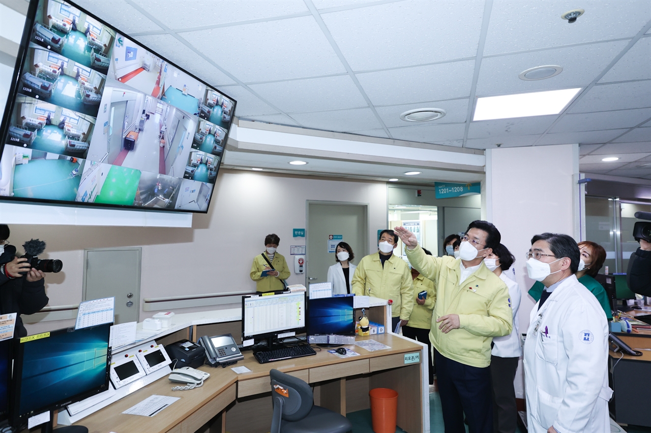 허태정 대전시장이 18일 감염병전담병원으로 지정된 대전을지대학병원을 찾아 시설을 점검하고, 현장 의료진을 격려했다.
