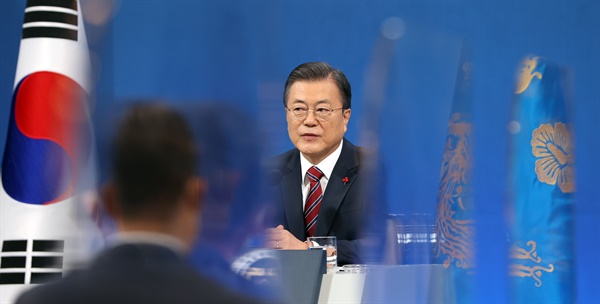 문재인 대통령이 18일 청와대 춘추관에서 열린 신년 기자회견에서 기자의 질문에 답하고 있다. 