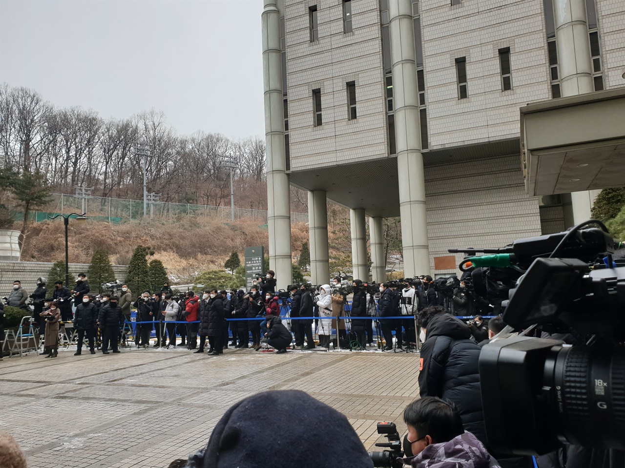 오후1시. 서울고등법원 서문 앞, 현장은 이재용 삼성전자 부회장을 취재하기 위한 열기로 가득했다.