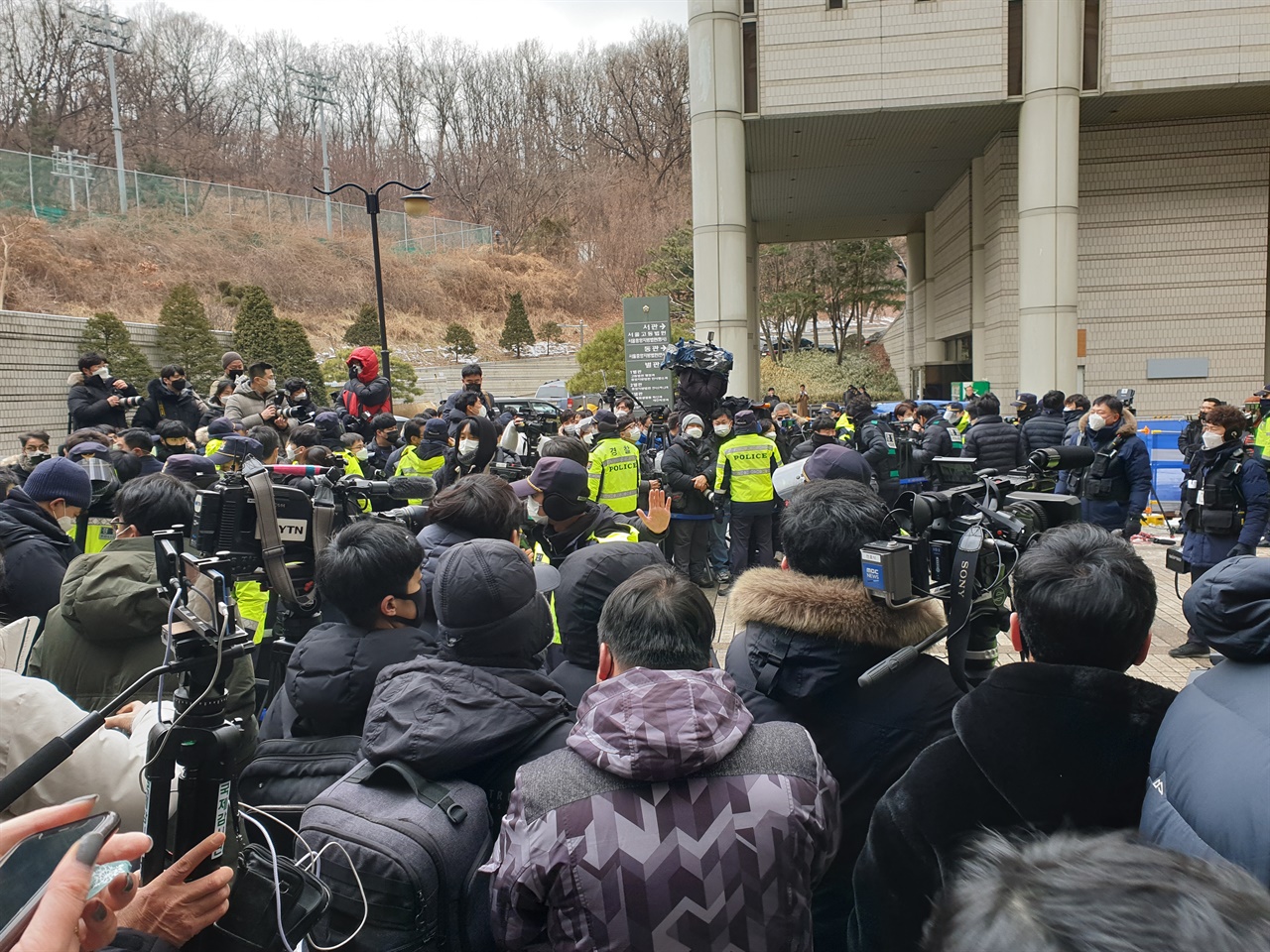 1시 46분. 취재를 위한 자리를 선점하기 위해 치열한 경쟁이 벌어졌다. 