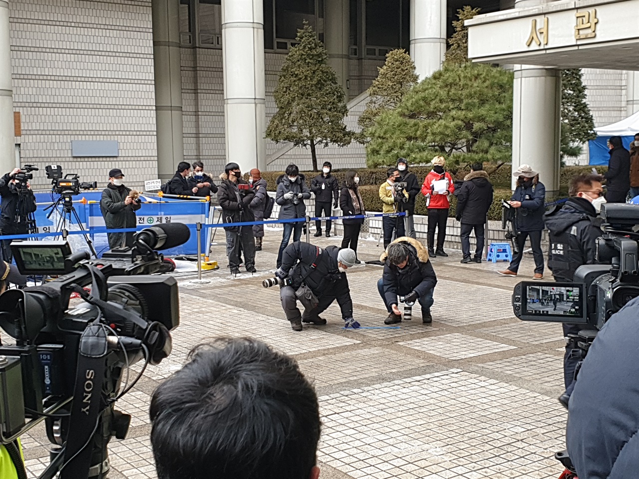 사진 기자들이 포토라인을 설치하고 있다.