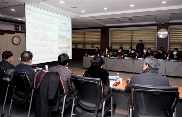 가세로 태안군수(사진 오른쪽)가 지난 18일 열린 군정발전위원회에서 안흥진성과 태안3대대 토지의 반환운동 필요성을 역설하고 있다.