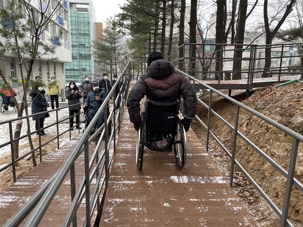  수동휠체어를 타는 신삼철 씨가 경사로 모니터링을 진행중이다. (사진: 정민구 기자)