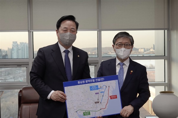 김두관 의원이 변창흠 국토교통부 장관을 만나 '동남권 광역철도 사업' 추진을 건의 했다.
