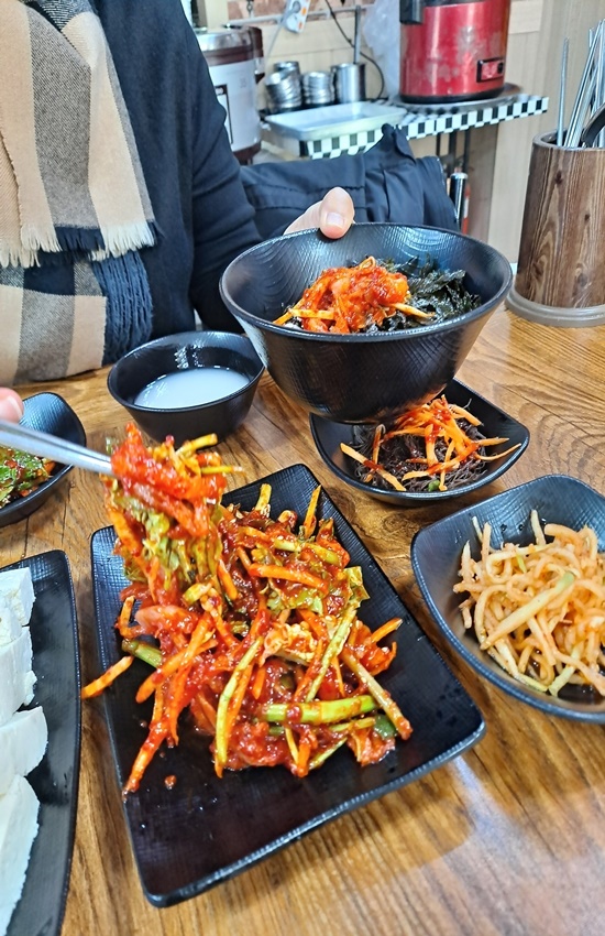 막걸리 식초에 맛깔나게 버무려낸 서대회무침이다.
